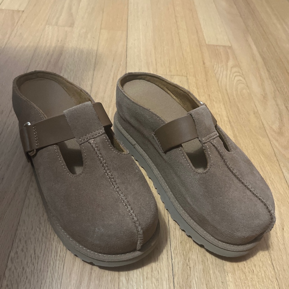 Ugg clog